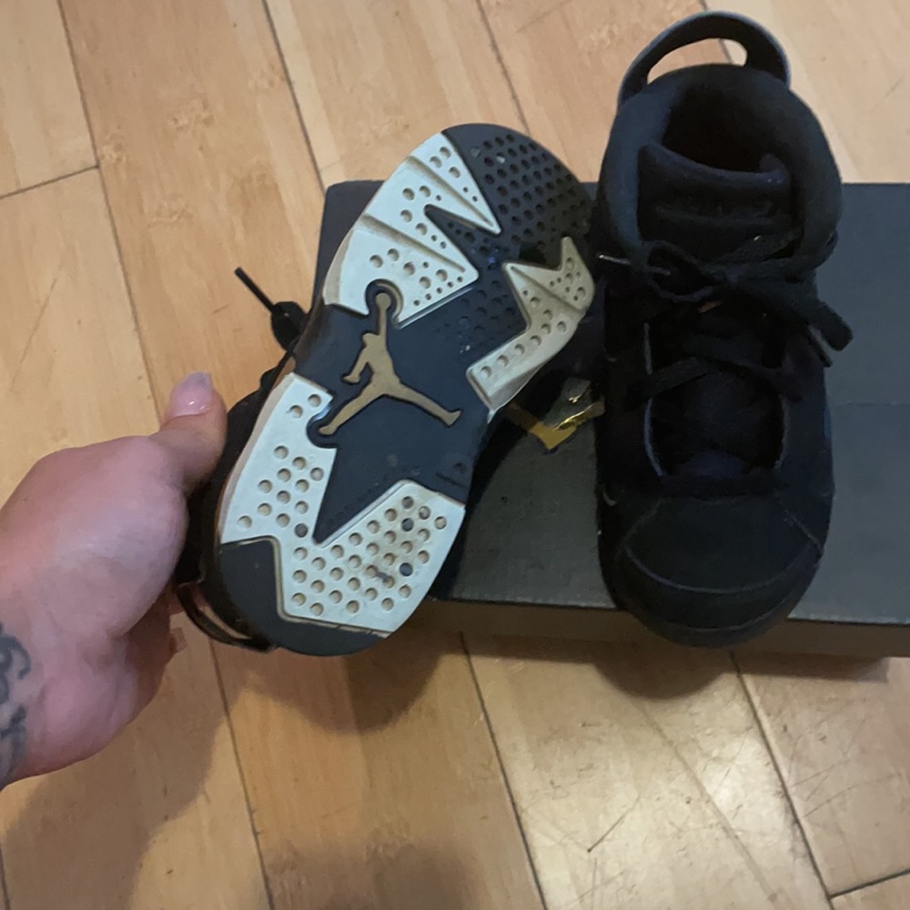 Toddler Jordan’s 11s Black and gold originals - Picture 3 of 5